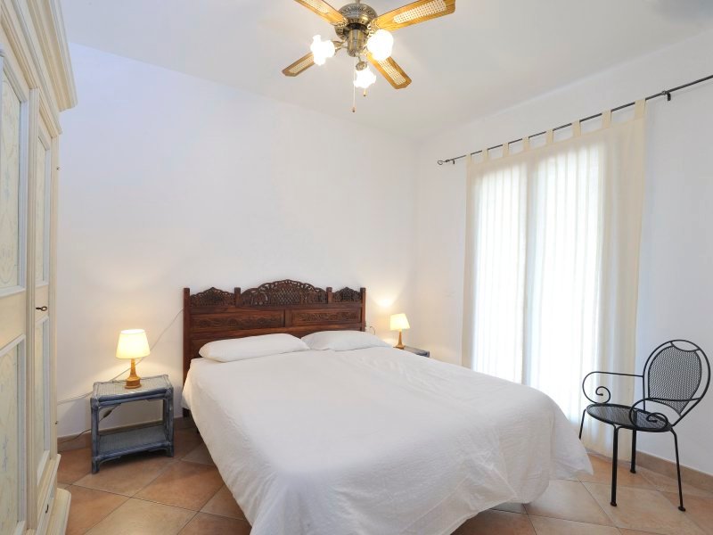 Schlafzimmer 2 mit Doppelbett und Stauraum Schlafzimmer 2 mit Doppelbett und Stauraum