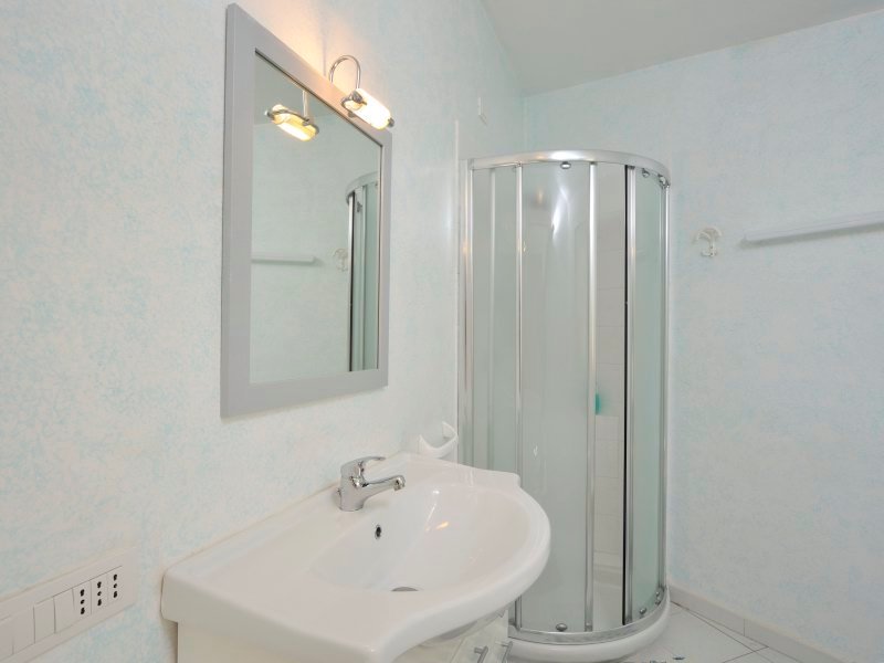 Helles Badezimmer mit Dusche Helles Badezimmer mit Dusche