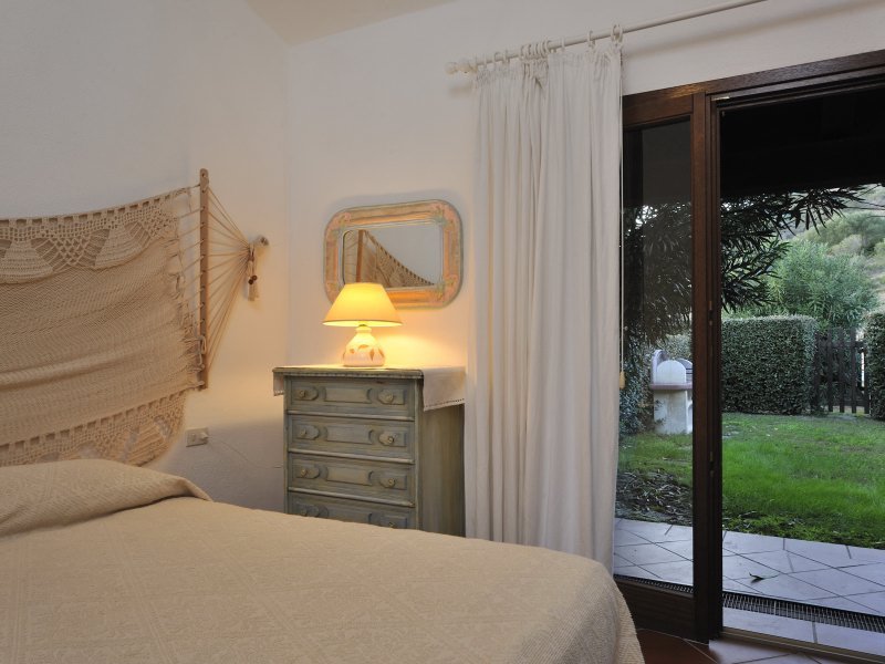 Schlafzimmer 3 mit Doppelbett und Gartenzugang Schlafzimmer 3 mit Doppelbett und Gartenzugang