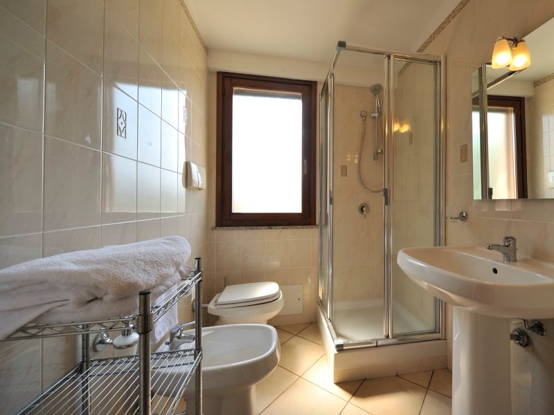 Badezimmer 1 mit Dusche, im ersten Stock Badezimmer 1 mit Dusche, im ersten Stock