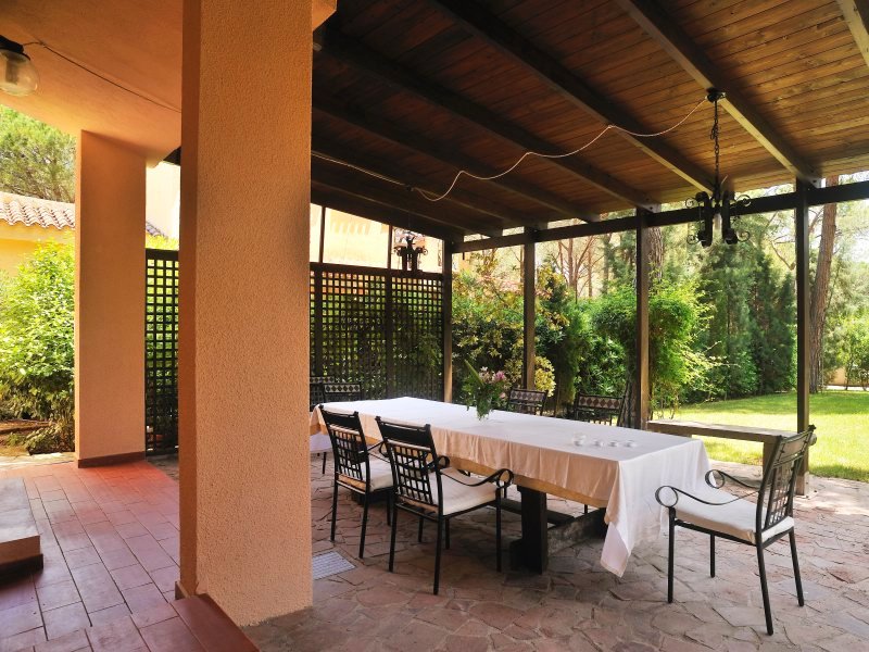 Die überdachte Terrasse wird zum Wohnzimmer im Freien Die überdachte Terrasse wird zum Wohnzimmer im Freien