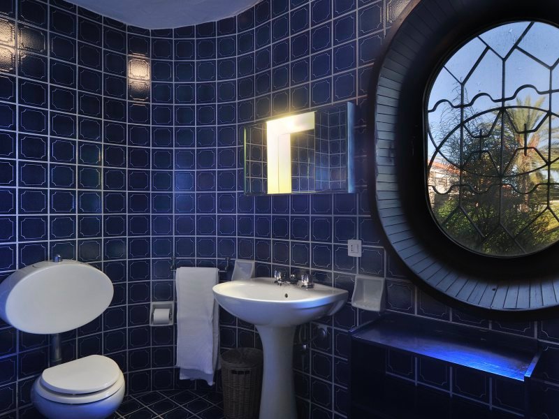 Bad 2 im ersten Stock mit Badewanne und Fenster mit Meerblick Bad 2 im ersten Stock mit Badewanne und Fenster mit Meerblick