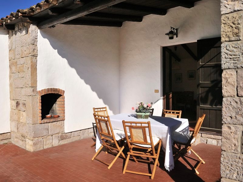 Überdachte Terrasse mit Esstisch Überdachte Terrasse mit Esstisch