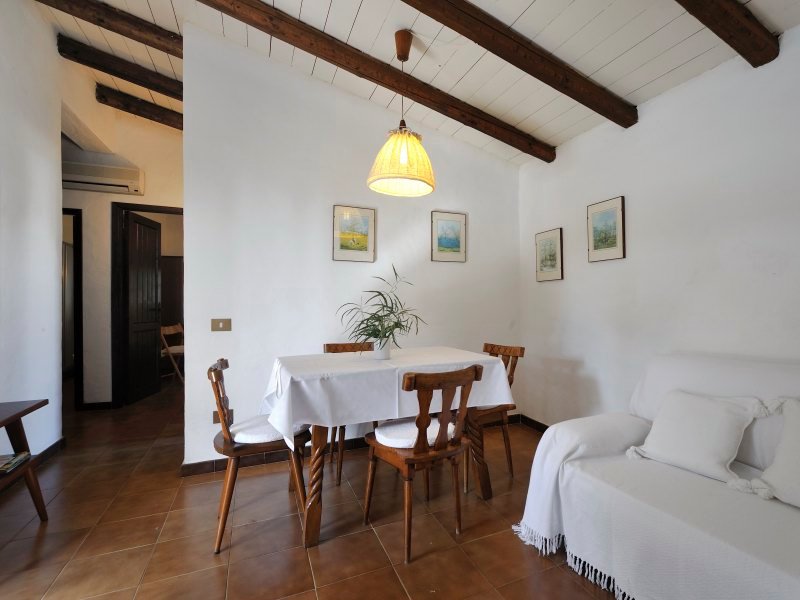 Wohnbereich mit Esstisch und Sofa-Ecke Wohnbereich mit Esstisch und Sofa-Ecke