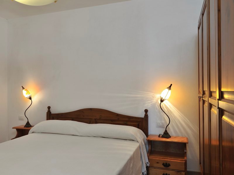 Schlafzimmer 2 mit Doppelbett und Stauraum Schlafzimmer 2 mit Doppelbett und Stauraum