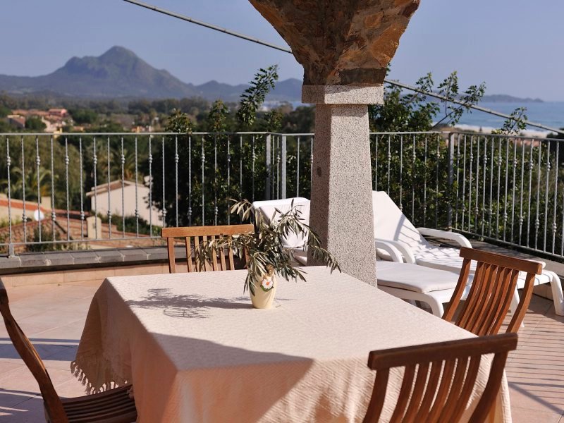 Essbereich auf der Terrasse mit Meerblick Essbereich auf der Terrasse mit Meerblick