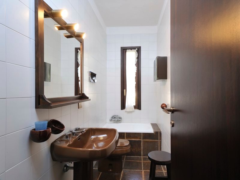 3. Badezimmer im oberen Bereich 3. Badezimmer im oberen Bereich