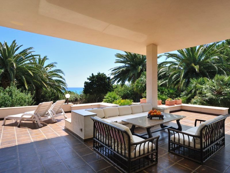 Terrasse mit großem Loungebereich und Blick auf den Garten Terrasse mit großem Loungebereich und Blick auf den Garten