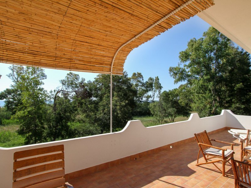 Großräumige Terrasse mit Blick über den Garten Großräumige Terrasse mit Blick über den Garten