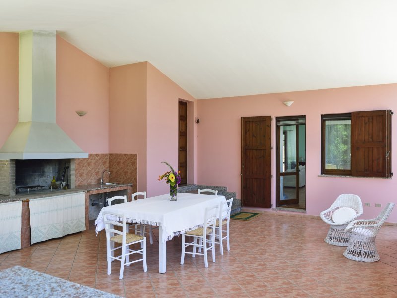 Großflächige Terrasse mit Essbereich und BBQ Großflächige Terrasse mit Essbereich und BBQ