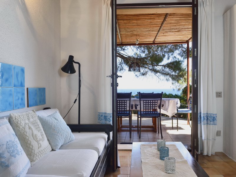 Gemütliche und moderne Sofa-Ecke mit Terrassenzugang Gemütliche und moderne Sofa-Ecke mit Terrassenzugang