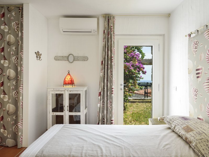 Schlafzimmer 2 mit Tür zum Garten Schlafzimmer 2 mit Tür zum Garten