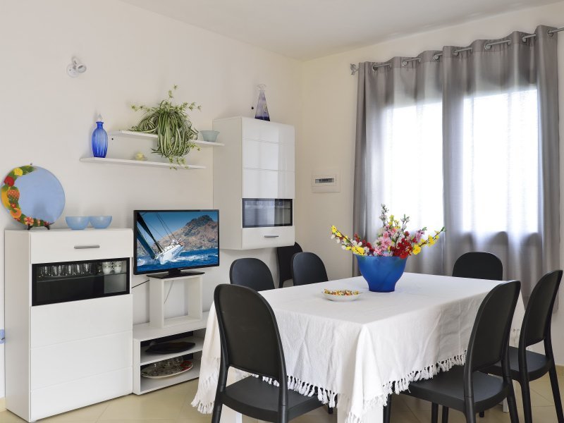 Esstisch im Wohnzimmer mit Wanschrank und TV Esstisch im Wohnzimmer mit Wanschrank und TV