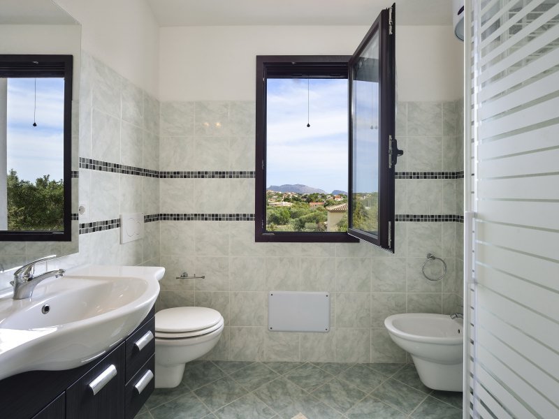 Badezimmer 2 mit Blick auf die Landschaft im ersten Stock Badezimmer 2 mit Blick auf die Landschaft im ersten Stock