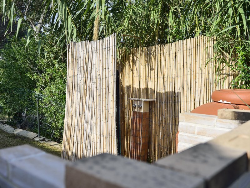 Versteckte Aussendusche und BBQ im Garten Versteckte Aussendusche und BBQ im Garten