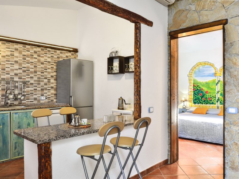 Küche mit Frühstücksbar und Blick ins Schlafzimmer Küche mit Frühstücksbar und Blick ins Schlafzimmer