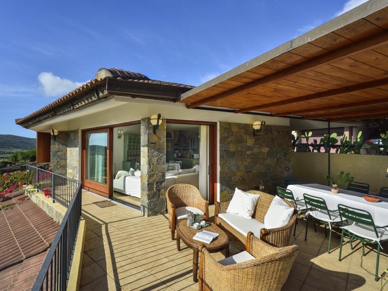 Terrasse mit Sitzmöbeln und überdachtem Esstisch Terrasse mit Sitzmöbeln und überdachtem Esstisch