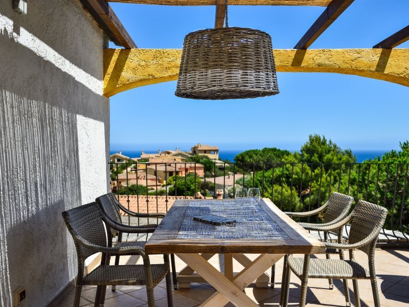 Mittelpunkt des täglichen Lebens ist die Terrasse mit großem Eßtisch Mittelpunkt des täglichen Lebens ist die Terrasse mit großem Eßtisch