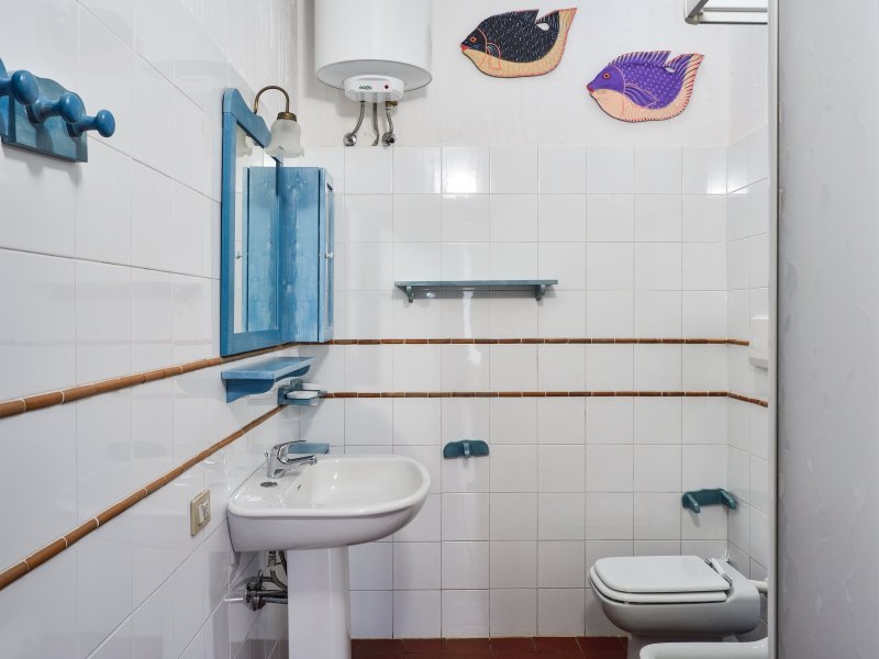 Badezimmer mit Dusche und Bidet Badezimmer mit Dusche und Bidet