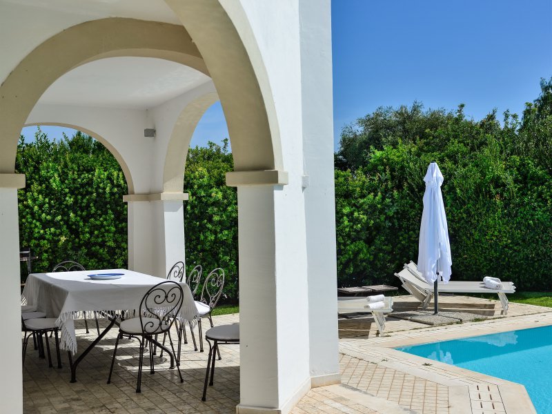 Pool mit Terrasse und Liegen Pool mit Terrasse und Liegen