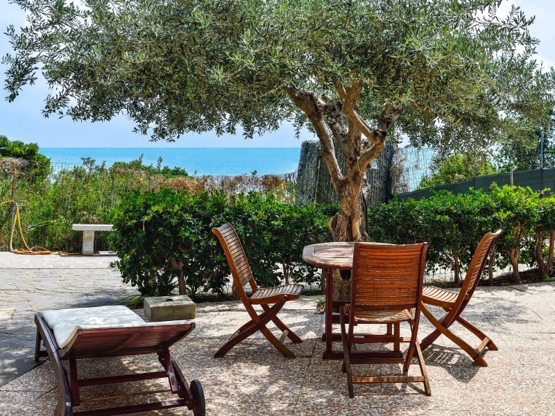 Terrasse mit Kaffeetisch, Sonnenliegen und Meerblick Terrasse mit Kaffeetisch, Sonnenliegen und Meerblick