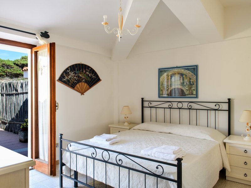 Schlafzimmer 1 mit Doppelbett und Terrassenzugang Schlafzimmer 1 mit Doppelbett und Terrassenzugang