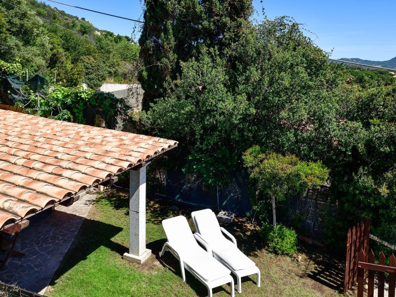 Garten mit Sonnenliegen und Terrasse Garten mit Sonnenliegen und Terrasse