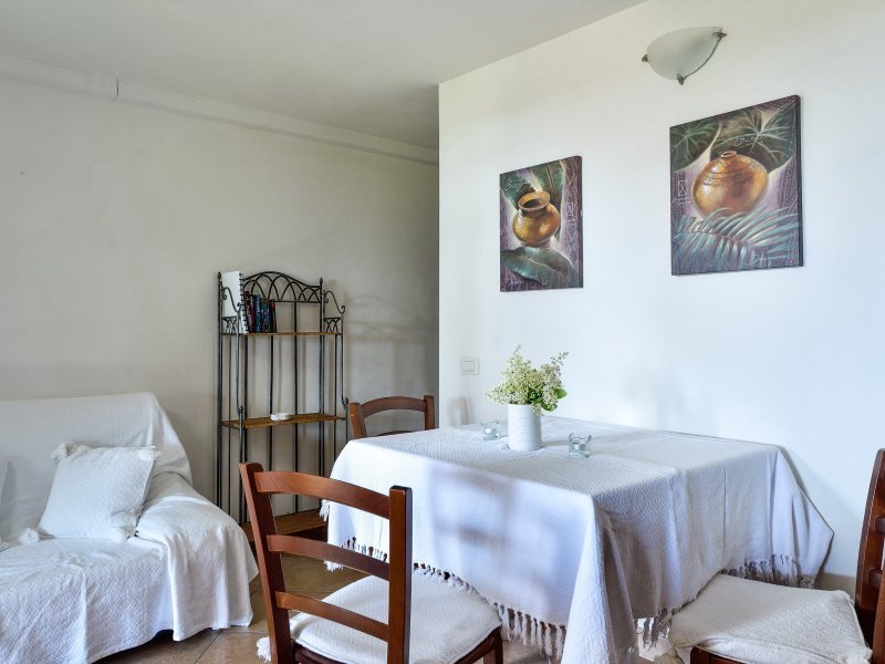 Wohnbereich mit Esstisch und Sofaecke Wohnbereich mit Esstisch und Sofaecke