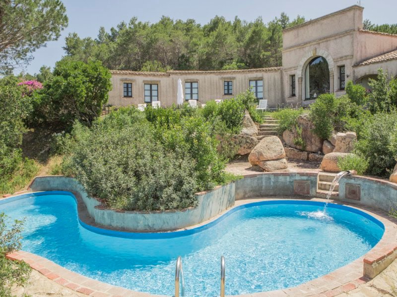 Die Villa erhebt sich majestetisch über dem privaten Pool Die Villa erhebt sich majestetisch über dem privaten Pool