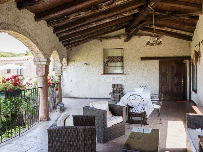 Die überdachte Terrasse ist groß genug für Sofa und Esstisch für 10 Personen Die überdachte Terrasse ist groß genug für Sofa und Esstisch für 10 Personen