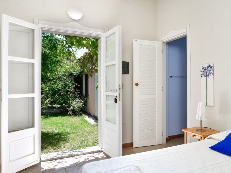 Schlafzimmer 2 mit Tür zum Garten Schlafzimmer 2 mit Tür zum Garten