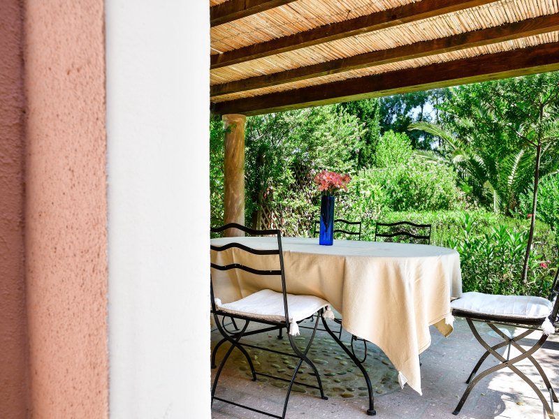 Esstisch mit Blick in den Garten Esstisch mit Blick in den Garten