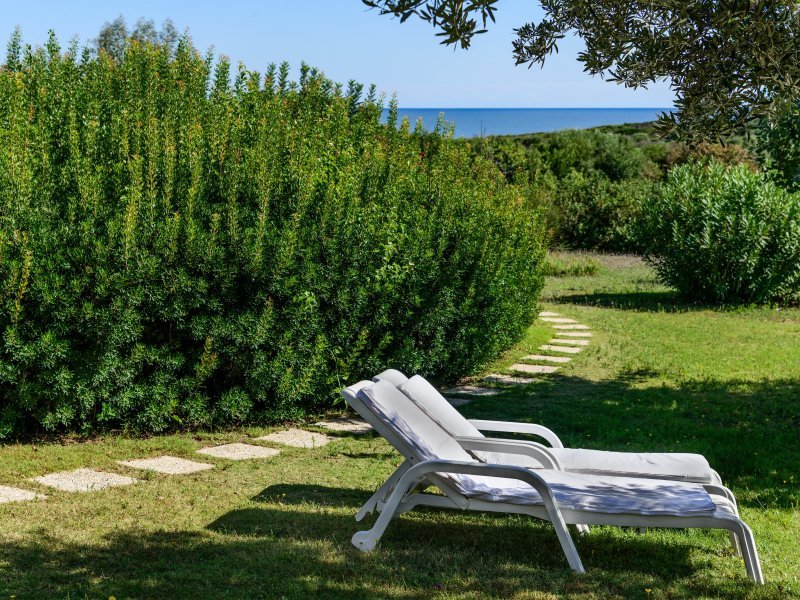 Relaxen im Garten mit Meerblick Relaxen im Garten mit Meerblick