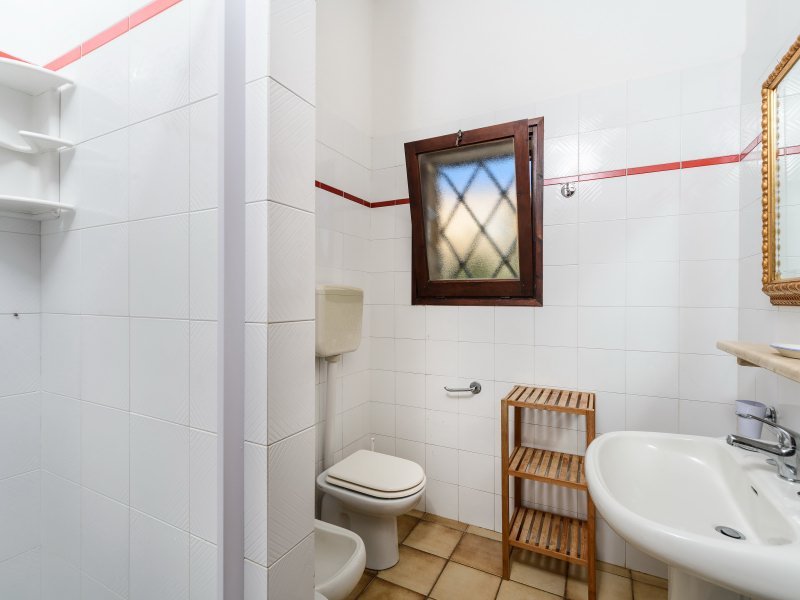 Badezimmer mit Dusche und Bidet Badezimmer mit Dusche und Bidet