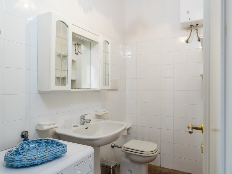 Badezimmer 1 mit Dusche und Waschmaschine Badezimmer 1 mit Dusche und Waschmaschine