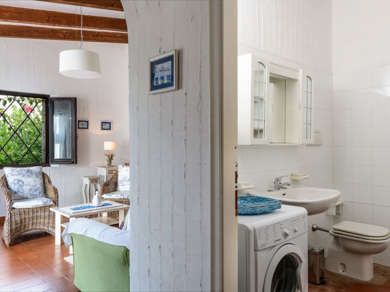 Wohnzimmer und Blick ins Badezimmer Wohnzimmer und Blick ins Badezimmer