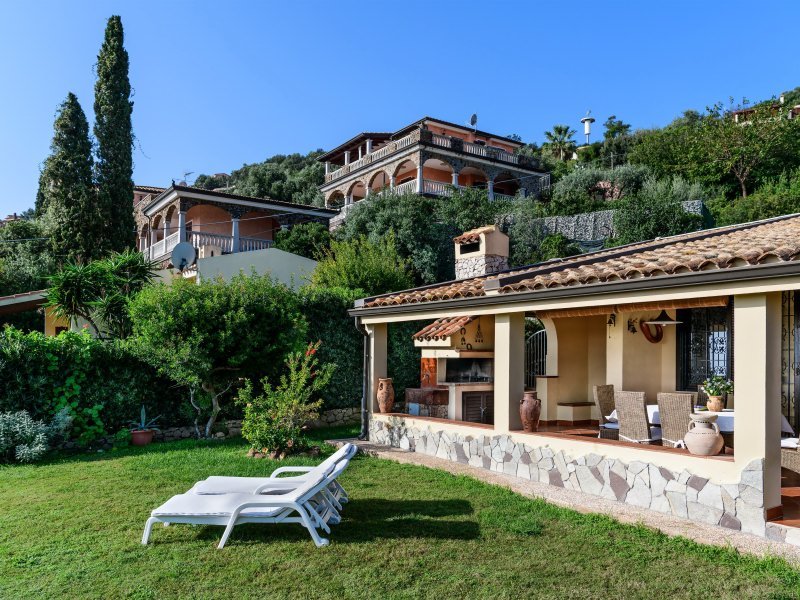 Garten, Terrasse und Blick zum Hang Garten, Terrasse und Blick zum Hang