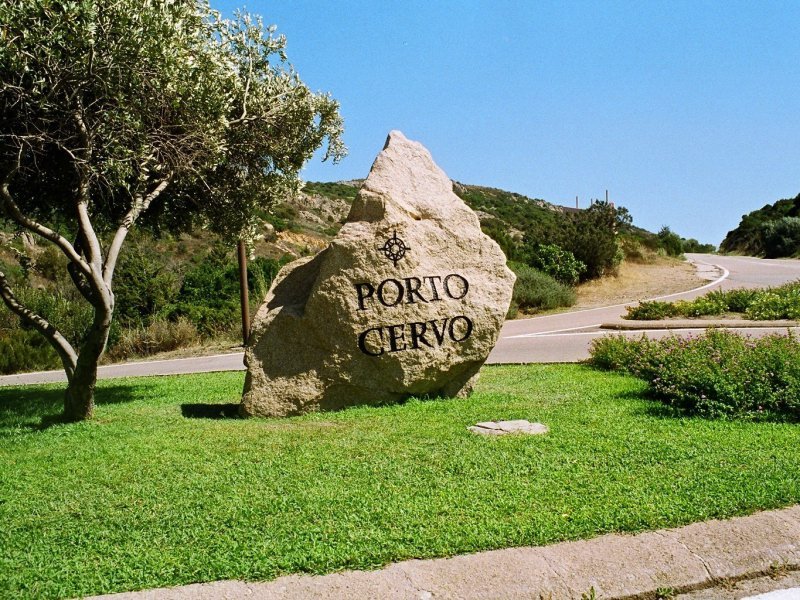 Ortseinfahrt von Porto Cervo, etwa 25 km von Villa Oleandro entfernt Ortseinfahrt von Porto Cervo, etwa 25 km von Villa Oleandro entfernt