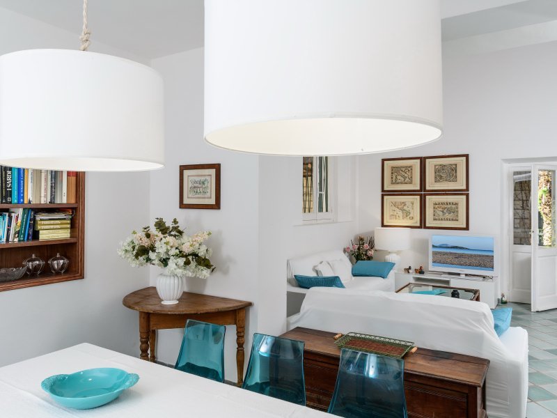 Eßtisch mit Wohnzimmer im Hintergrund Eßtisch mit Wohnzimmer im Hintergrund