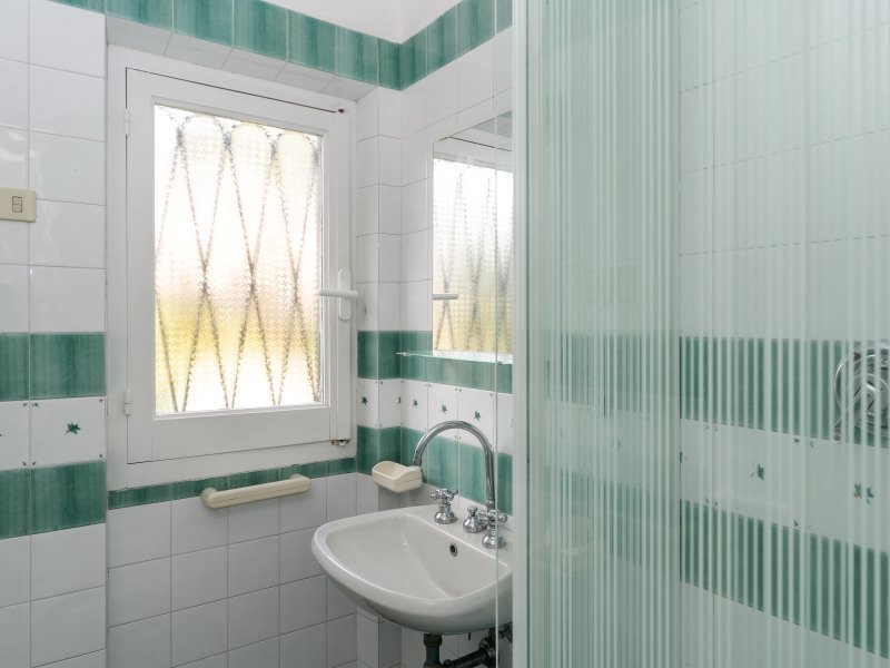 Bad 2 im Erdgeschoß hinter der Küche mit Dusche und WC Bad 2 im Erdgeschoß hinter der Küche mit Dusche und WC