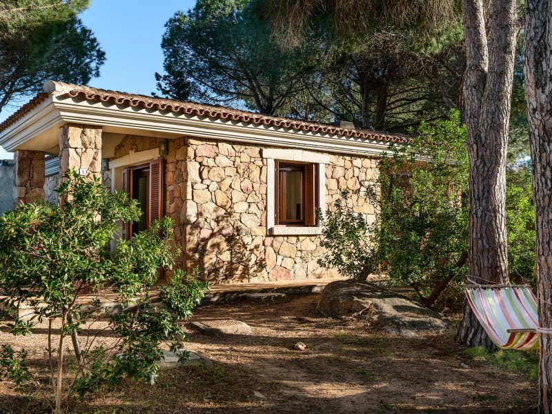 Hasansicht des Ferienhauses Casa Pineta von der Seite, vor dem Haus eine Hängematte zwischen zwei Pinien Hasansicht des Ferienhauses Casa Pineta von der Seite, vor dem Haus eine Hängematte zwischen zwei Pinien