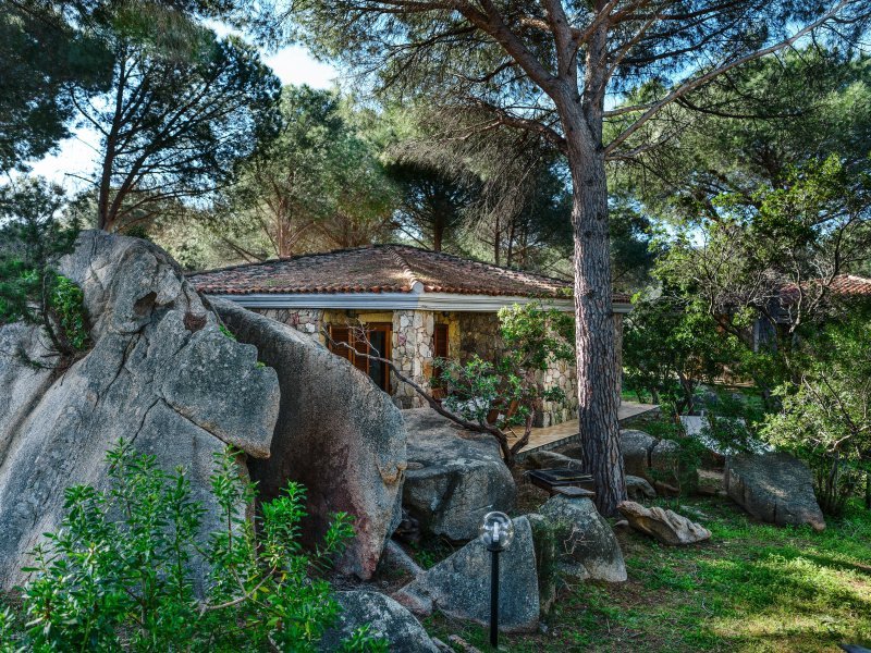 Lage von Casa Bosco neben falbehaften Granitfelsen und unter schattenspendenden Pinien Lage von Casa Bosco neben falbehaften Granitfelsen und unter schattenspendenden Pinien