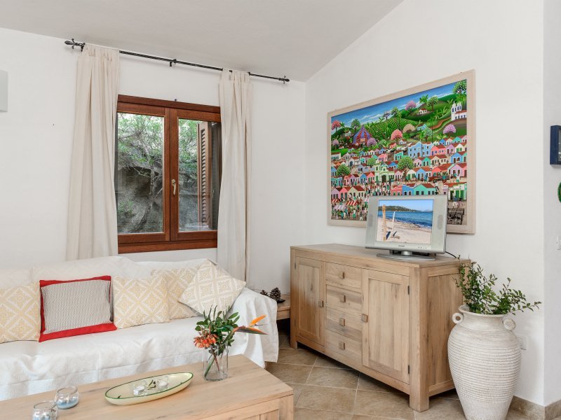 Wohnzimmer Casa Bosco mit Sofa, Sofatisch, Kommode mit TV und Fenster zum Garten Wohnzimmer Casa Bosco mit Sofa, Sofatisch, Kommode mit TV und Fenster zum Garten