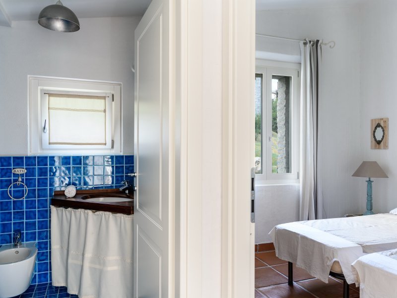 Blick ins Bad 2 und das angrenzende Schlafzimmer 2 Blick ins Bad 2 und das angrenzende Schlafzimmer 2