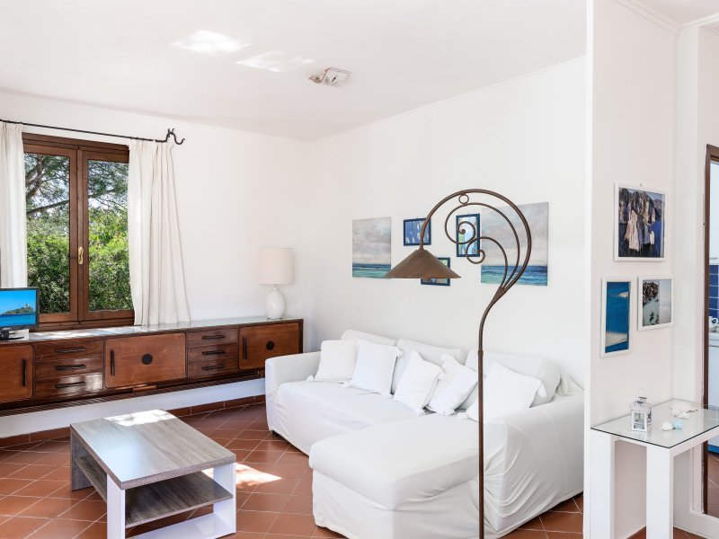 Sofaecke mit Tisch und TV im Wohnzimmer zum Ausspannen Sofaecke mit Tisch und TV im Wohnzimmer zum Ausspannen