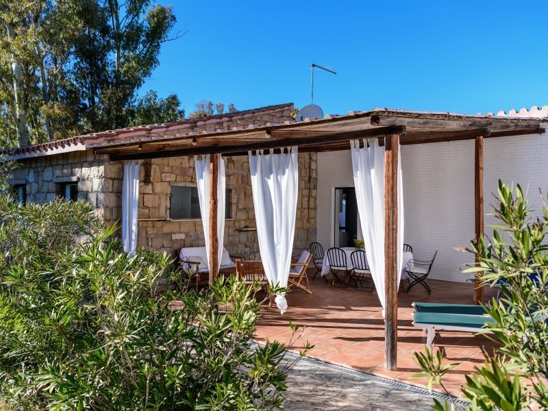 Große, überdachte, privateTerrasse mit Sofa, Esstisch und Sonnenliegen Große, überdachte, privateTerrasse mit Sofa, Esstisch und Sonnenliegen