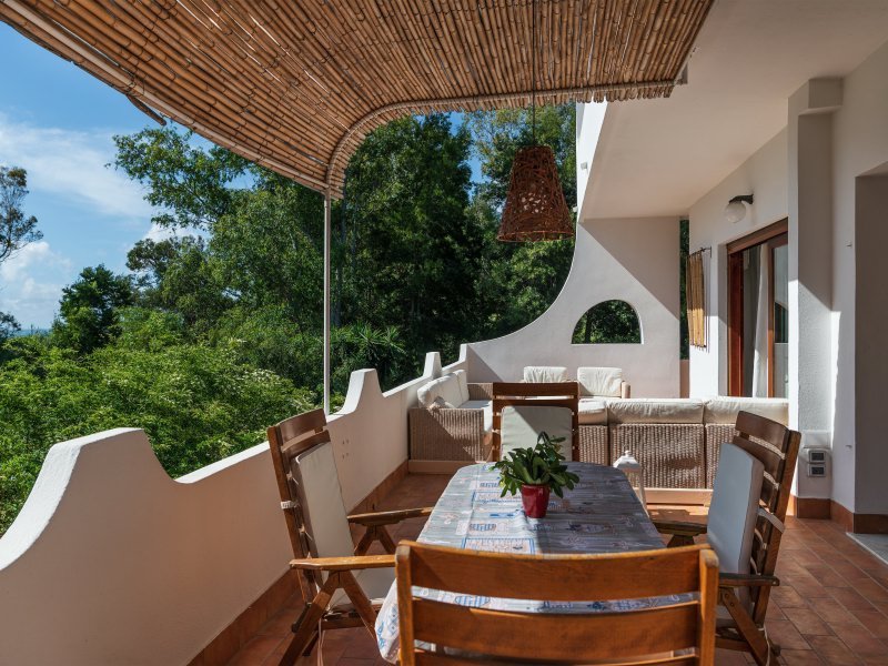 Terrasse mit überdachtem Esstisch zum Essen im Freien Terrasse mit überdachtem Esstisch zum Essen im Freien