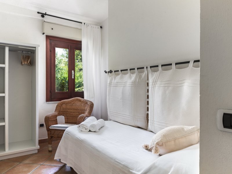 Schlafzimmer 3 mit Einzelbett und Blick in den Garten Schlafzimmer 3 mit Einzelbett und Blick in den Garten