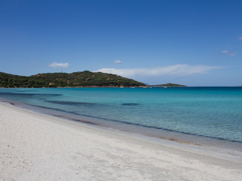 Weißer Sandstrand von Porto Taverna Weißer Sandstrand von Porto Taverna