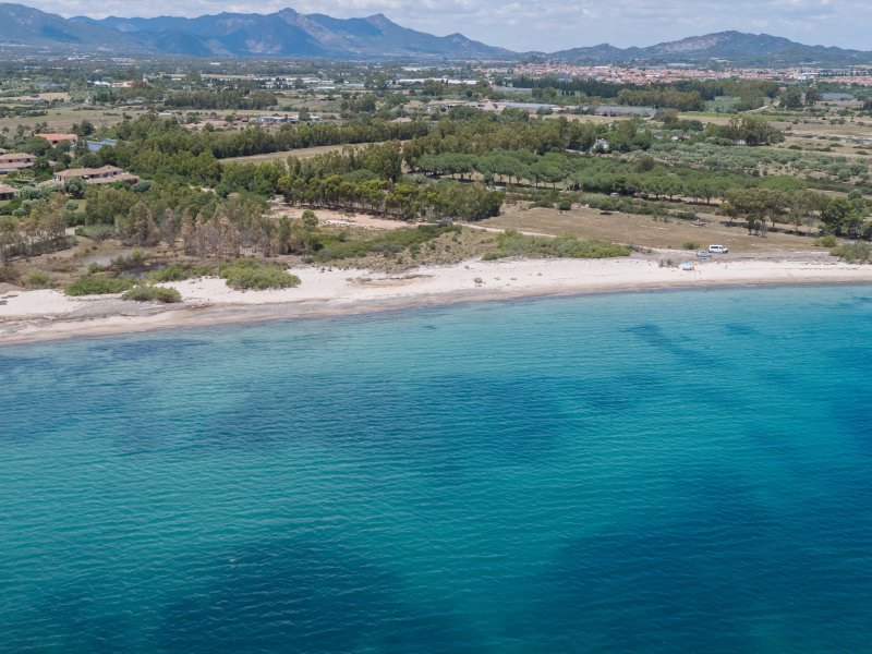 Hausstrand mit Pula und den Bergen im Hintergrund Hausstrand mit Pula und den Bergen im Hintergrund